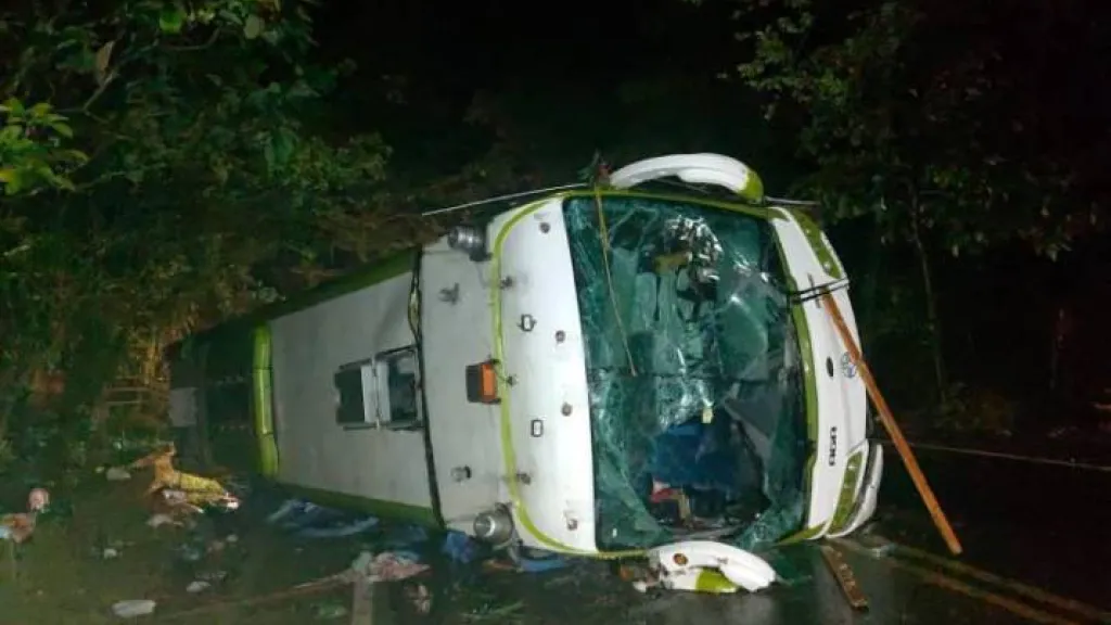  Volcamiento de bus en Antioquia dejó 24 migrantes heridos