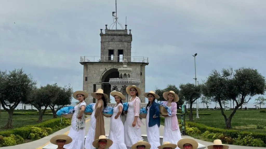 Niños de Colombia, mostraron las danzas del país en Turquía