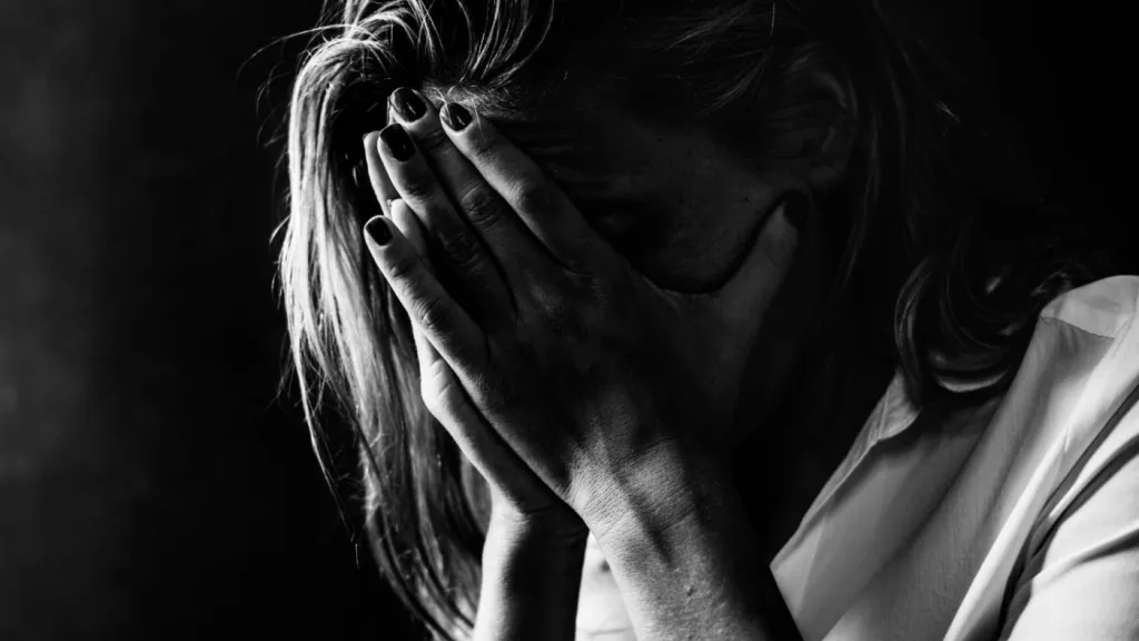 Qué es la violencia simbólica, características y tipos de agresiones