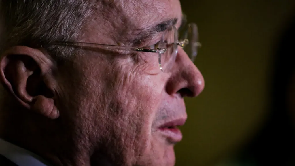 Caso Álvaro Uribe: Juez decide no precluir proceso