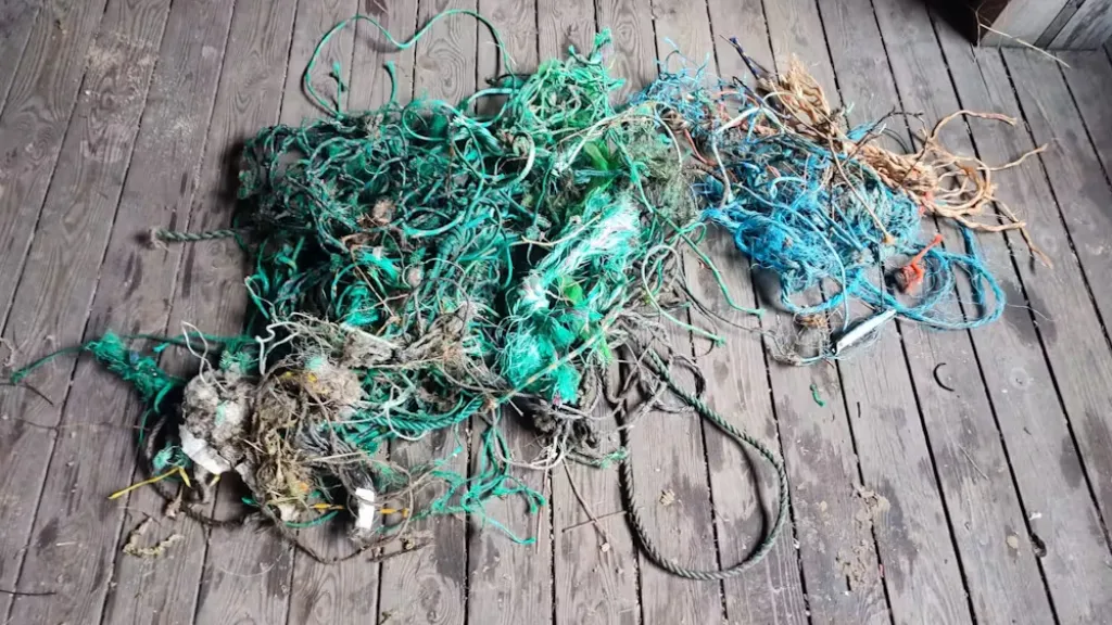 Las redes marinas abandonadas en los océanos, otra fuente de contaminación por plásticos