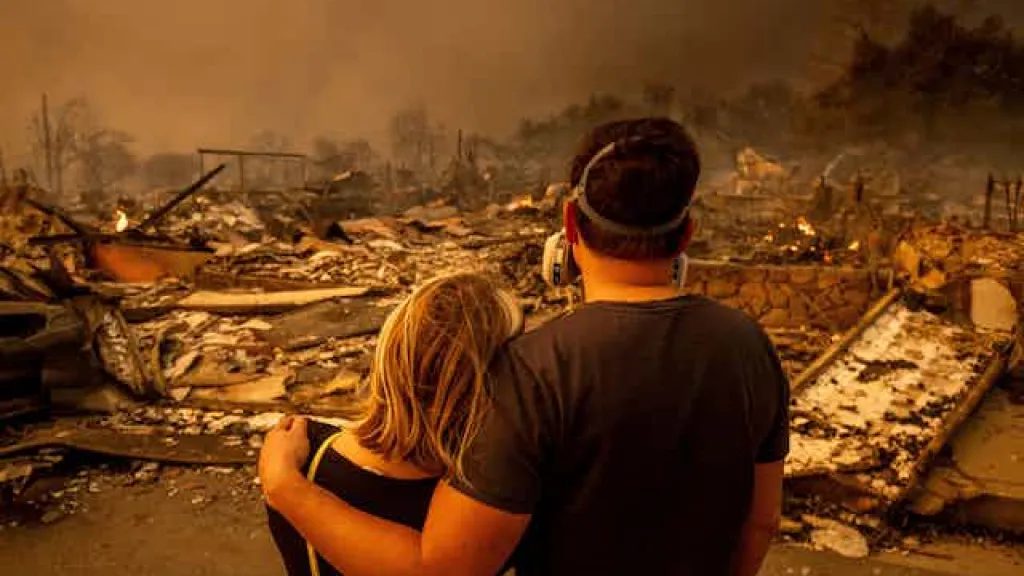 Cómo los vientos de Santa Ana han provocado incendios mortales en el sur de California