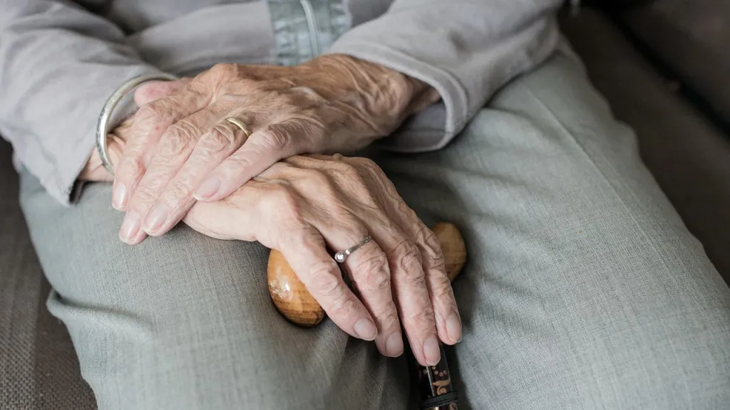 Maltrato a adultos mayores: casos aumentaron un 28 % en 2021