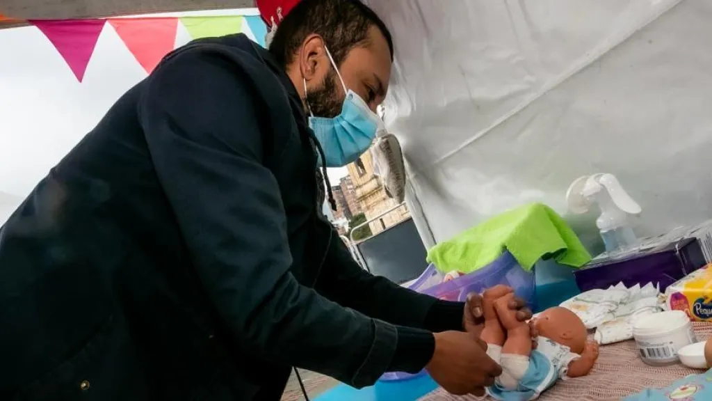 Escuela "A cuidar se aprende" abre nuevas sedes en Bogotá para promover equidad en las tareas domésticas.