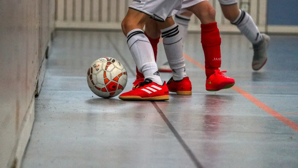 Reglas no escritas del fútbol en banquitas: tradición y diversión