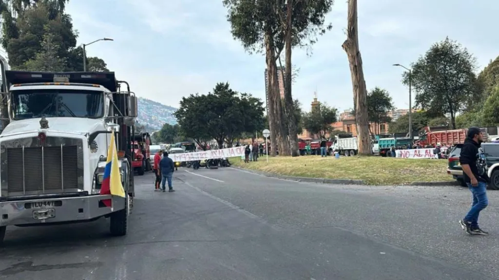 Paro camioneros martes Bogotá-Cundinamarca: vías cerradas y movilidad