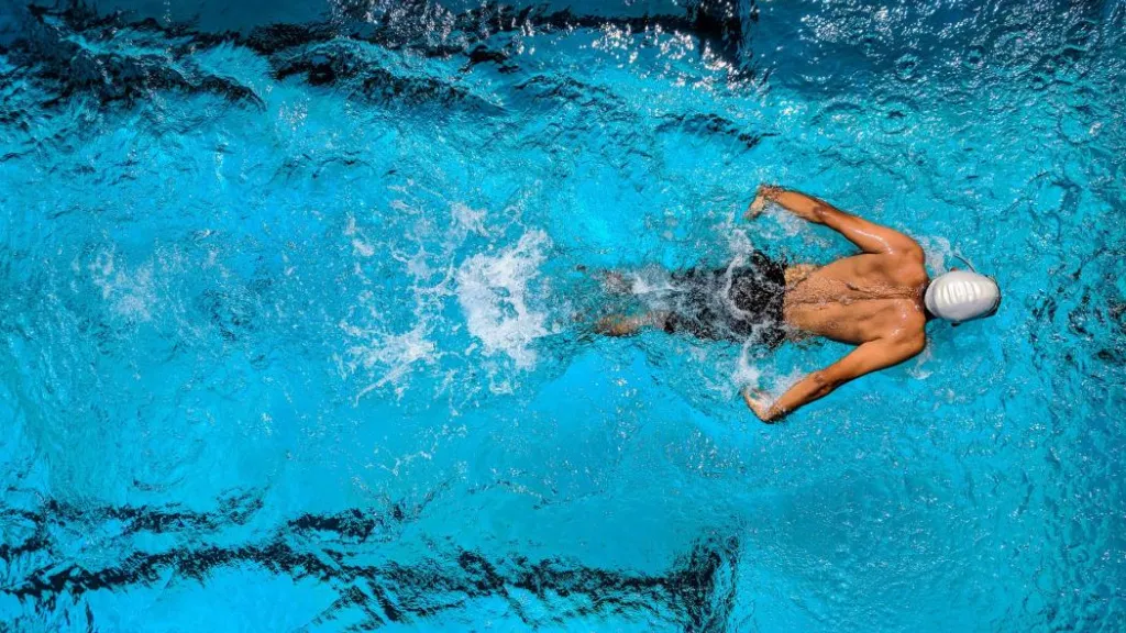 ¿Cómo la natación puede mejorar tu salud y bienestar? ¡Te contamos! 