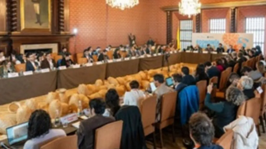 Bogotá lidera debate global sobre crisis del neoliberalismo