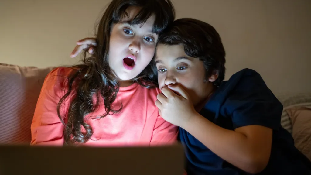 Tiempo que pasan niños frente a pantallas