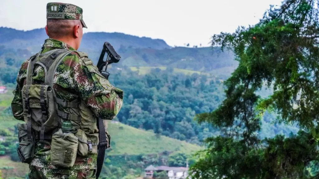 Combates entre Ejercito, Eln y el Clan del Golfo en Antioquia