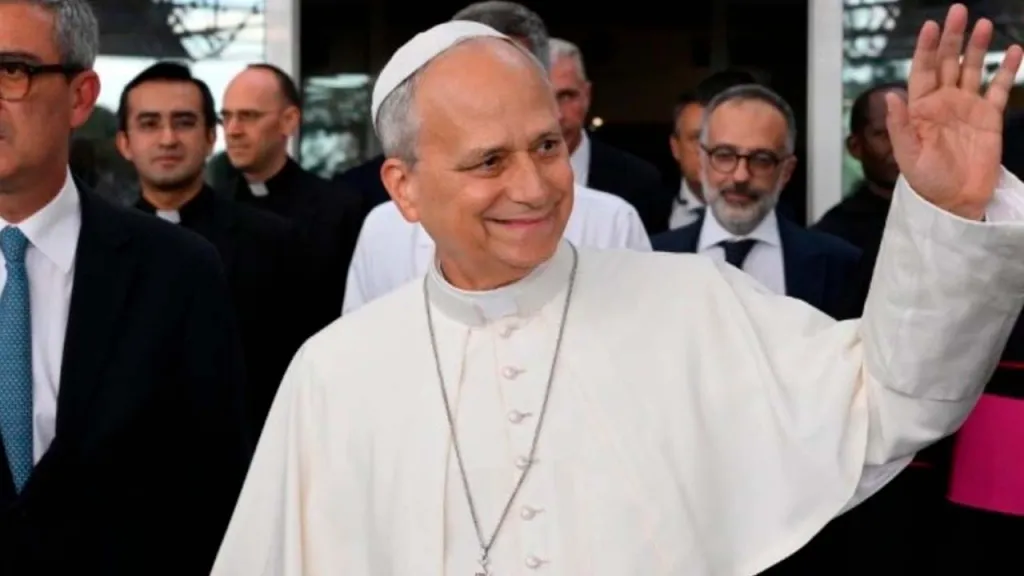 Papa León XIV sale del hospital Gemelli tras cirugía y mantiene su gira por Latinoamérica