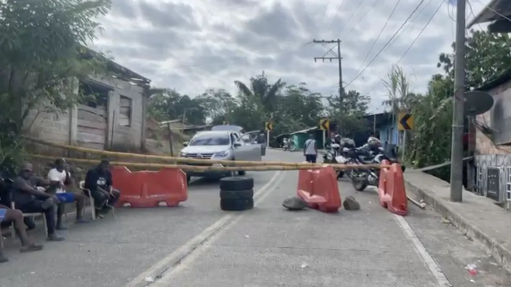 Bloqueo en la vía Quibdó-Medellín: manifestantes exigen mejoras en salud y educación