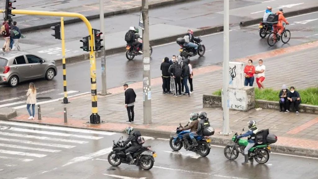 Dónde imprimir la placa de una moto en un casco en Bogotá