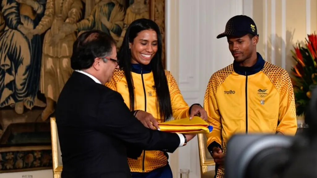 Presidente Petro entrega el Pabellón Nacional a atletas colombianos en los Juegos Centroamericanos y del Caribe 2023