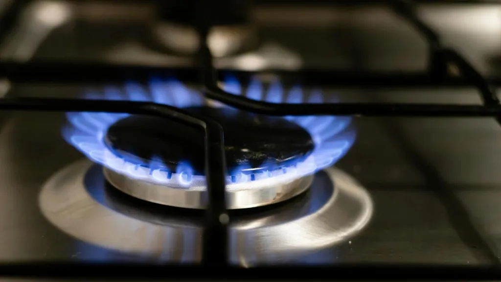 Gobierno ordena devolución en tarifas del gas cobradas desde 2023