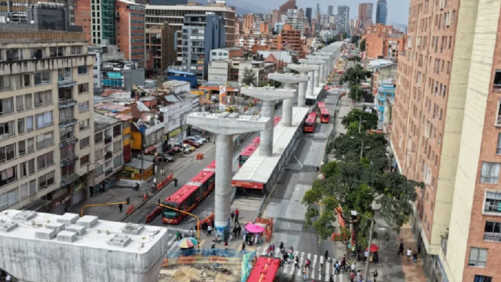 viaducto del metro de Bogotá en obra