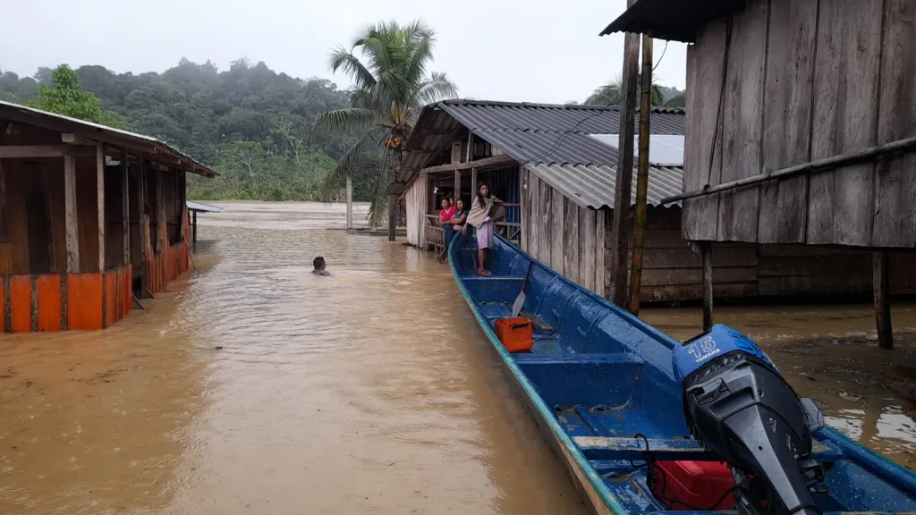 Lluvias dejan inundaciones y deslizamientos en Quibdó