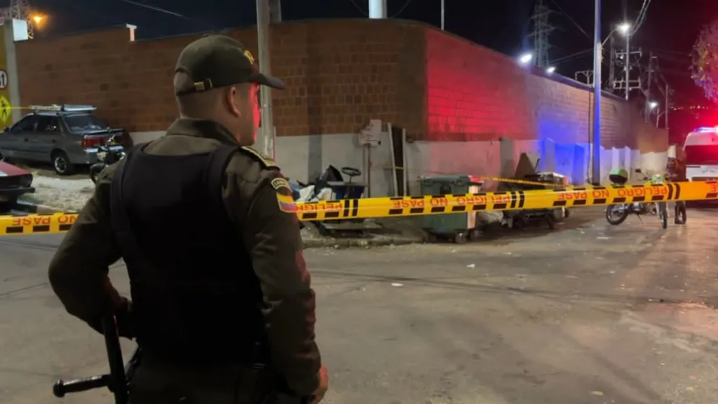 Bomba molotov deja dos policías heridos en Bucaramanga
