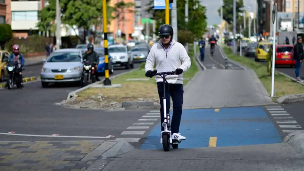 Patineta eléctrica, vehículo sujeto a nuevos requisitos de circulación y seguridad vial en Colombia.