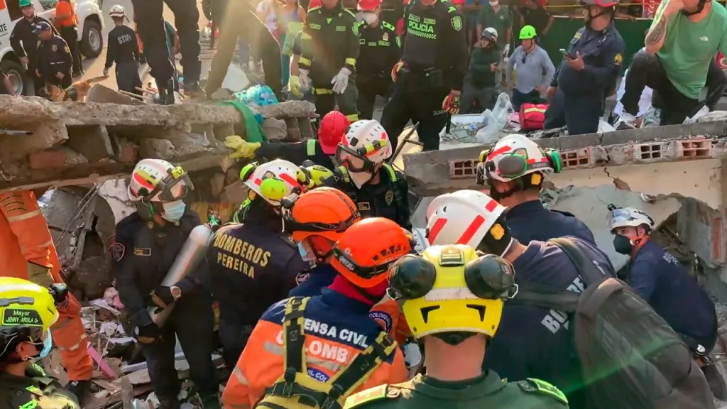 Rescate en Pereira tras el colapso de una edificación en la carrera 9.ª con calle 12.