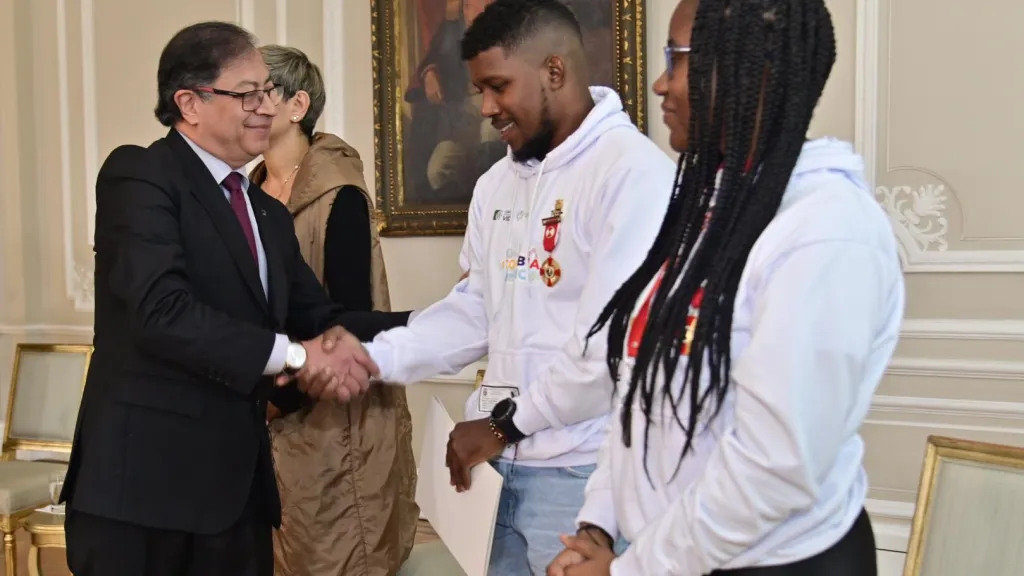 Presidente Petro condecoró al 'Team Robotics' del Pacífico y anunció que colegios recibirán formación en programación   