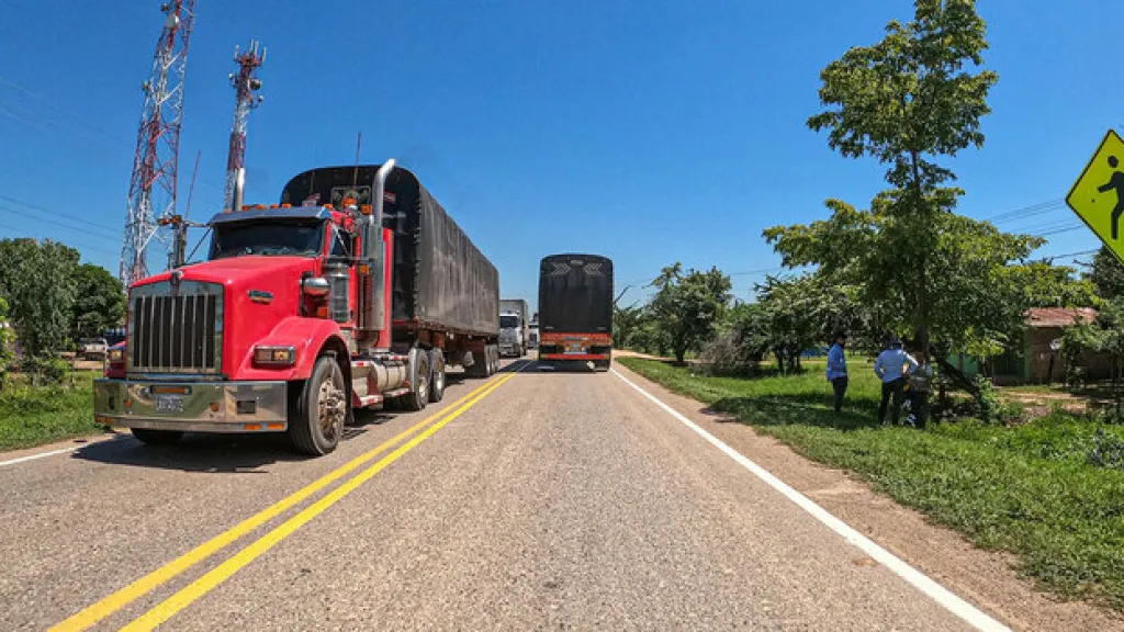 Bloqueo de vía desde Bucaramanga hacia la Costa Atlántica por protesta ciudadana