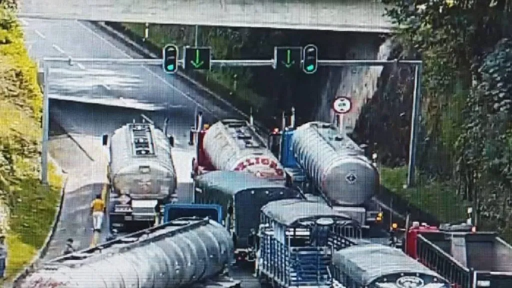 Cierre total en la vía al llano 