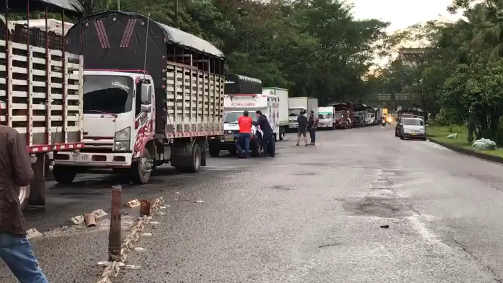 Cierre total de la vía al Llano por caída de material | Últimas noticias