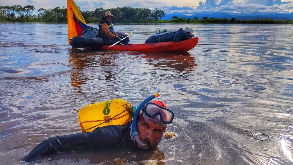 ‘Frailejón’, el hombre que nada por el Magdalena contra el fracking