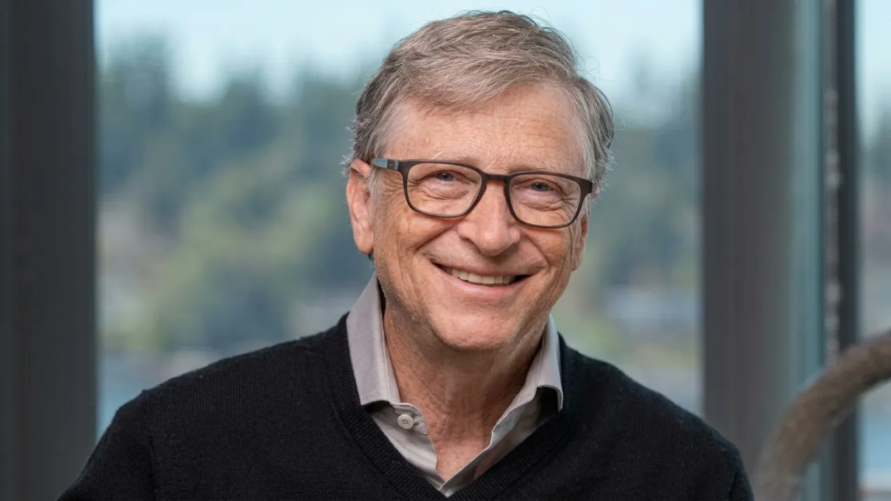Bill Gates considera insuficiente la autorregulación de las empresas de IA y plantea la necesidad de leyes y mecanismos de supervisión.