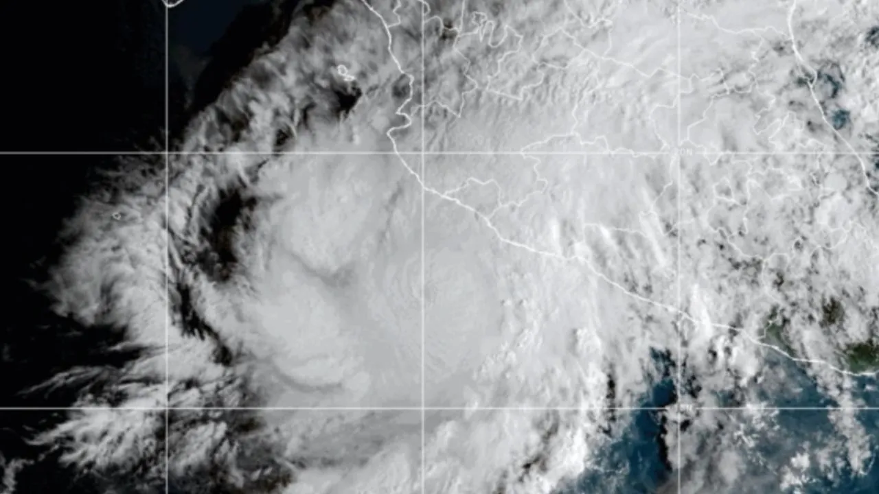 El huracán Simón cambió su trayectoria y se ubica a 105 km de Manzanillo, Colima. Autoridades mexicanas mantienen alertas por lluvias y oleaje elevado.