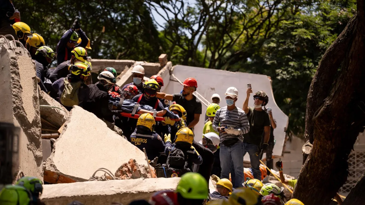Voluntarios y rescatistas trabajan contra el tiempo para encontrar sobrevivientes tras el terremoto