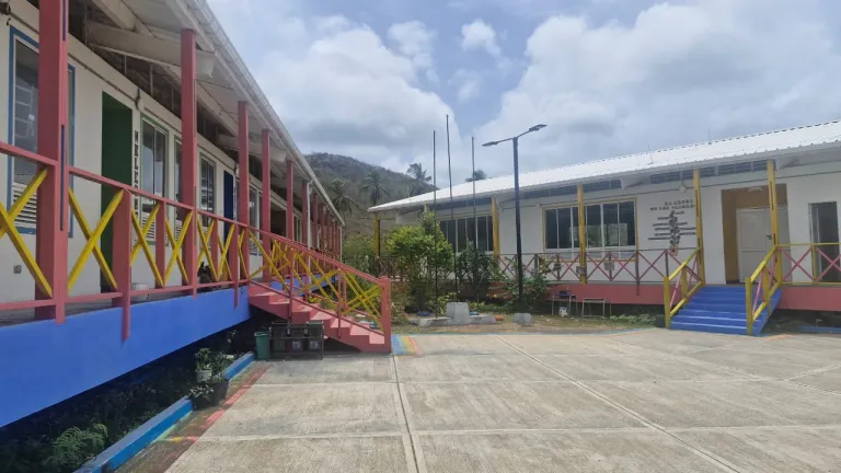 la institución educativa Junín ubicada en el sector de Old Town es la única del municipio de Providencia y Santa Catalina. Cuenta con una población estudiantil de 585 entre básica primaria y secundaria.