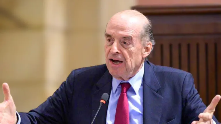 Corte Suprema acusa a Álvaro Leyva por caso de pasaportes en Colombia