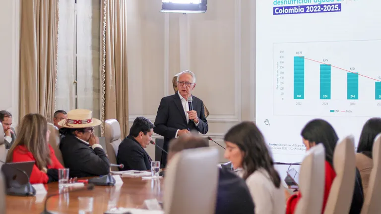 Petro defiende sistema de salud y destaca reducción de mortalidad infantil