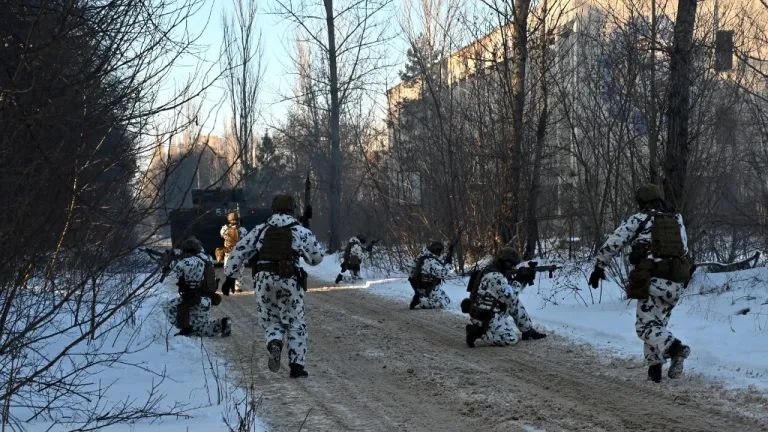 Fuerzas rusas toman aeropuerto cerca de Kiev, Ucrania