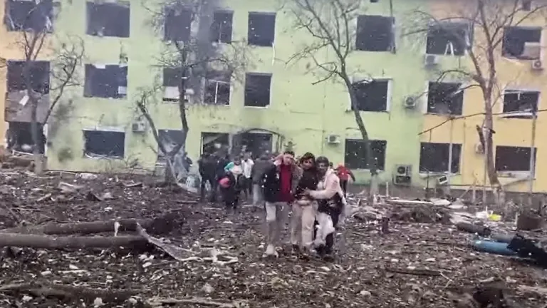 Rusia asegura que bombardeo en hospital de Ucrania fue "puesta en escena"