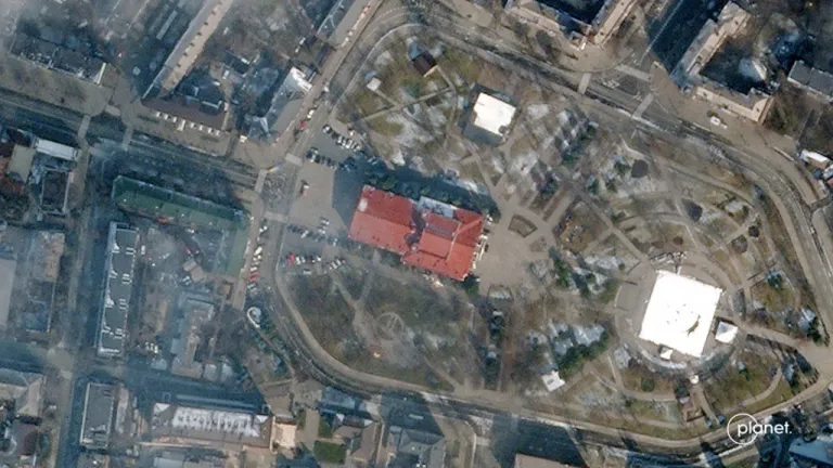 Ucrania: bombardeo a teatro de Mariúpol dejó personas 300 muertas