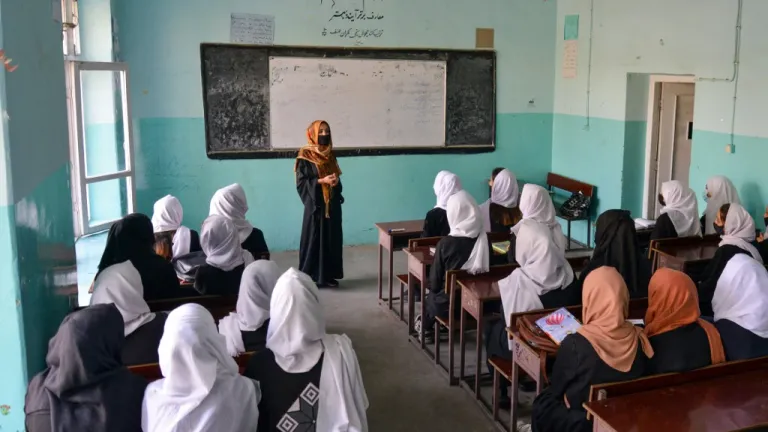 Afganistán: talibanes prohíben nuevamente a las mujeres estudiar 
