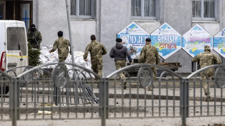 Rusia concentra tropas en Ucrania