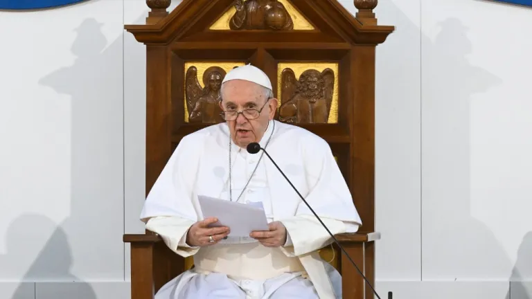 Papa Francisco condena la invasión rusa y se plantea ir a Ucrania