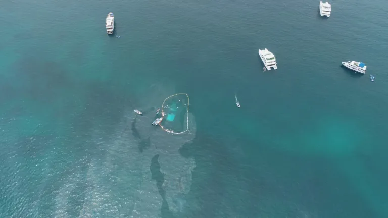 Derrame de diésel en islas Galápagos tras naufragio de un barco