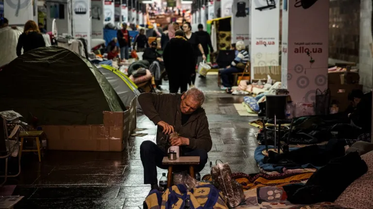 Francia "reforzará" el envío de armas y material humanitario a Ucrania