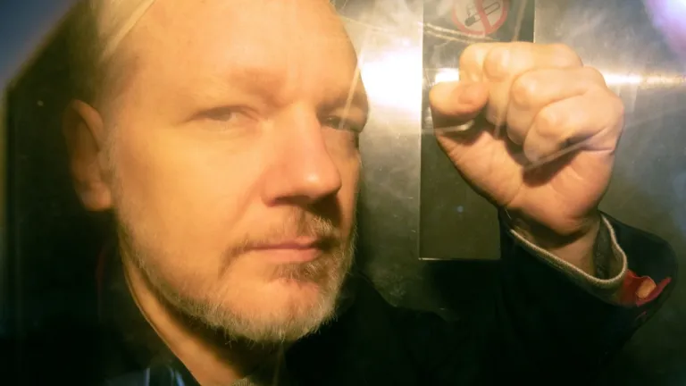 Caso Julian Assange: Gobierno británico firmó extradición a EE.UU.