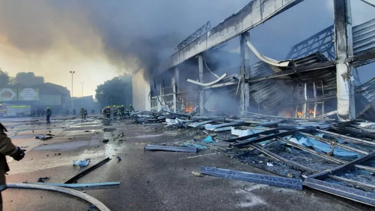 Al menos 10 muertos deja un ataque ruso a un centro comercial en Ucrania