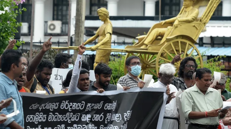 Protestas en Sri Lanka: entregan dinero abandonado por presidente