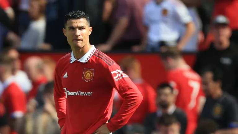Cristiano Ronaldo | Policía llama al orden por golpear teléfono de un aficionado