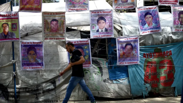 Los 43 de Ayotzinapa: enjuiciado exfiscal mexicano