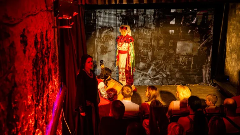 Teatro de Mikolaiv, Ucrania, renace en un refugio subterráneo