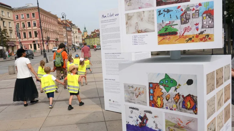 Muestra de arte infantil traza paralelos entre Segunda Guerra Mundial y Ucrania